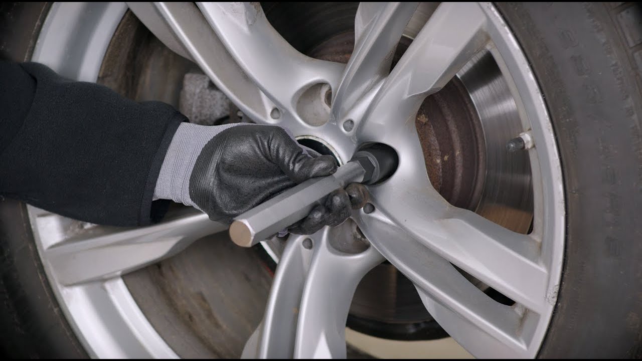 Emergency locking wheel nut removal